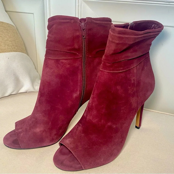 Vince Camuto ‘Kenya’ suede peep toe heels in deep plum / maroon. - Picture 1 of 5